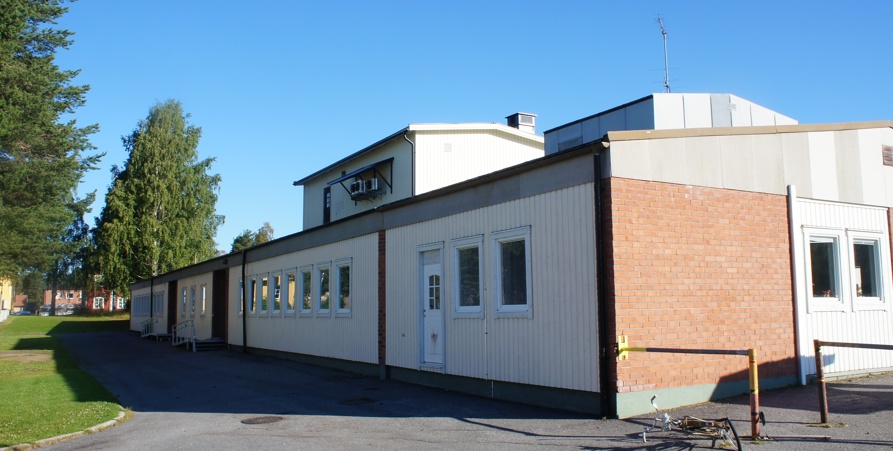 Bild tagen på sommaren som föreställer Nilaskolans matsal Grytan.