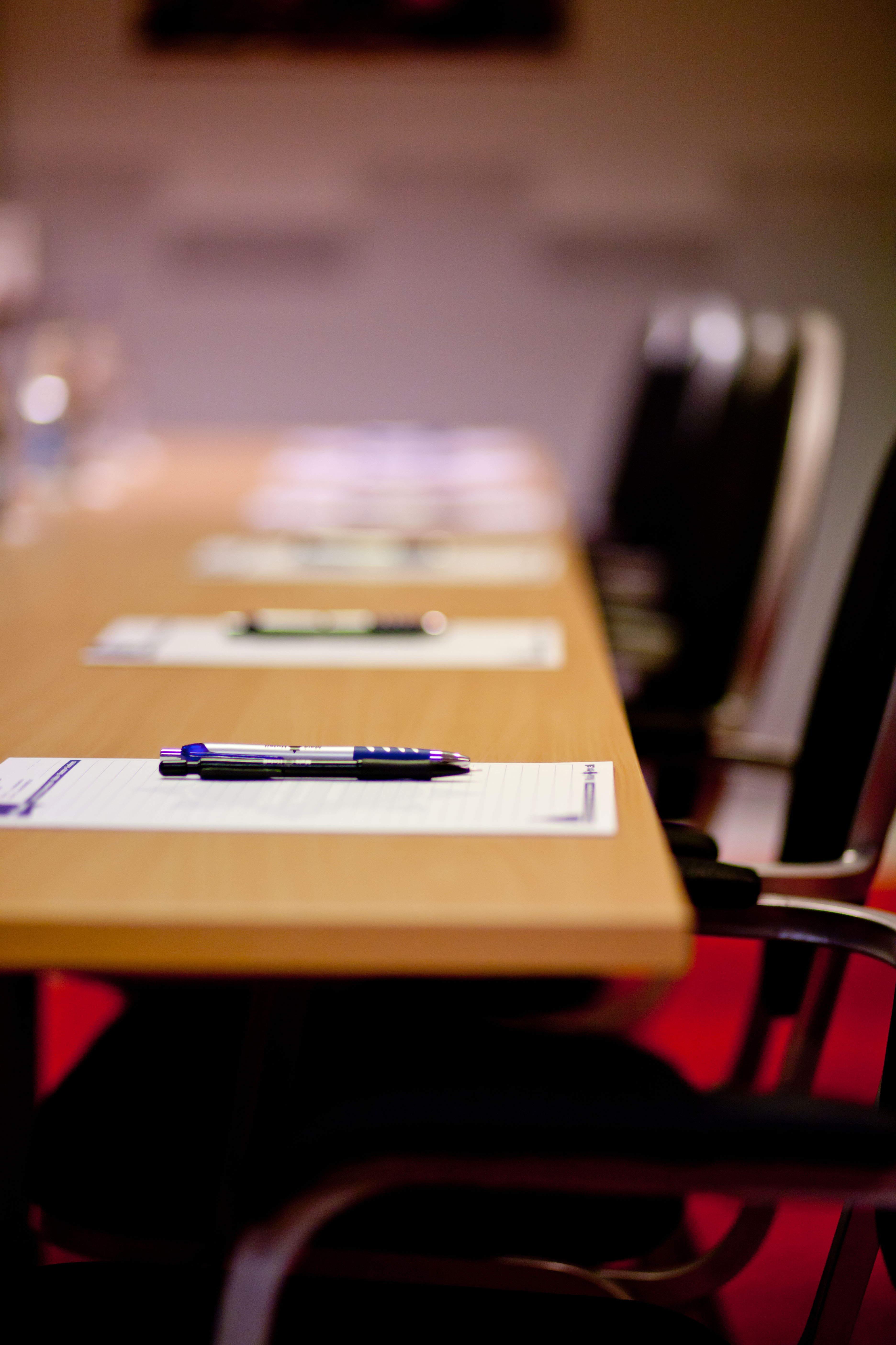 konferens, bord med papper och penna.