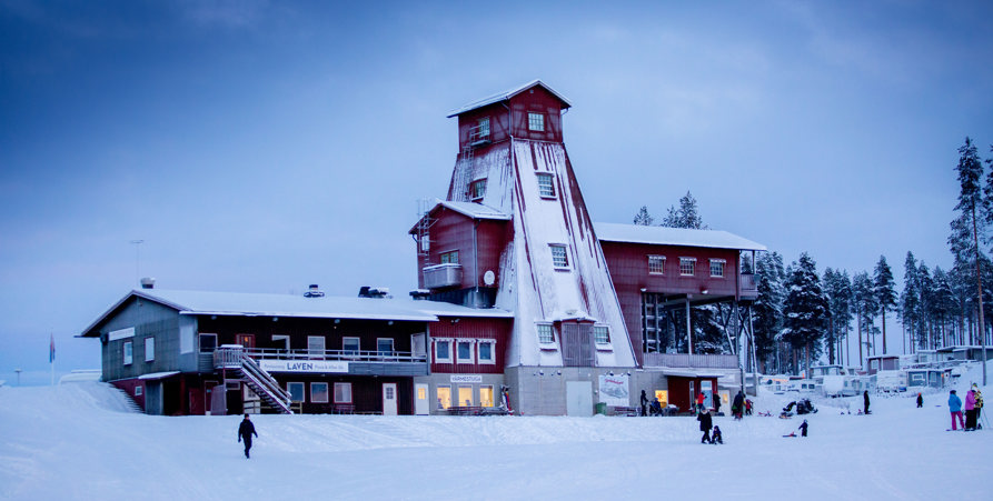 Laven, gruvlave, står vid foten av Tjamstanberget. Vinter.